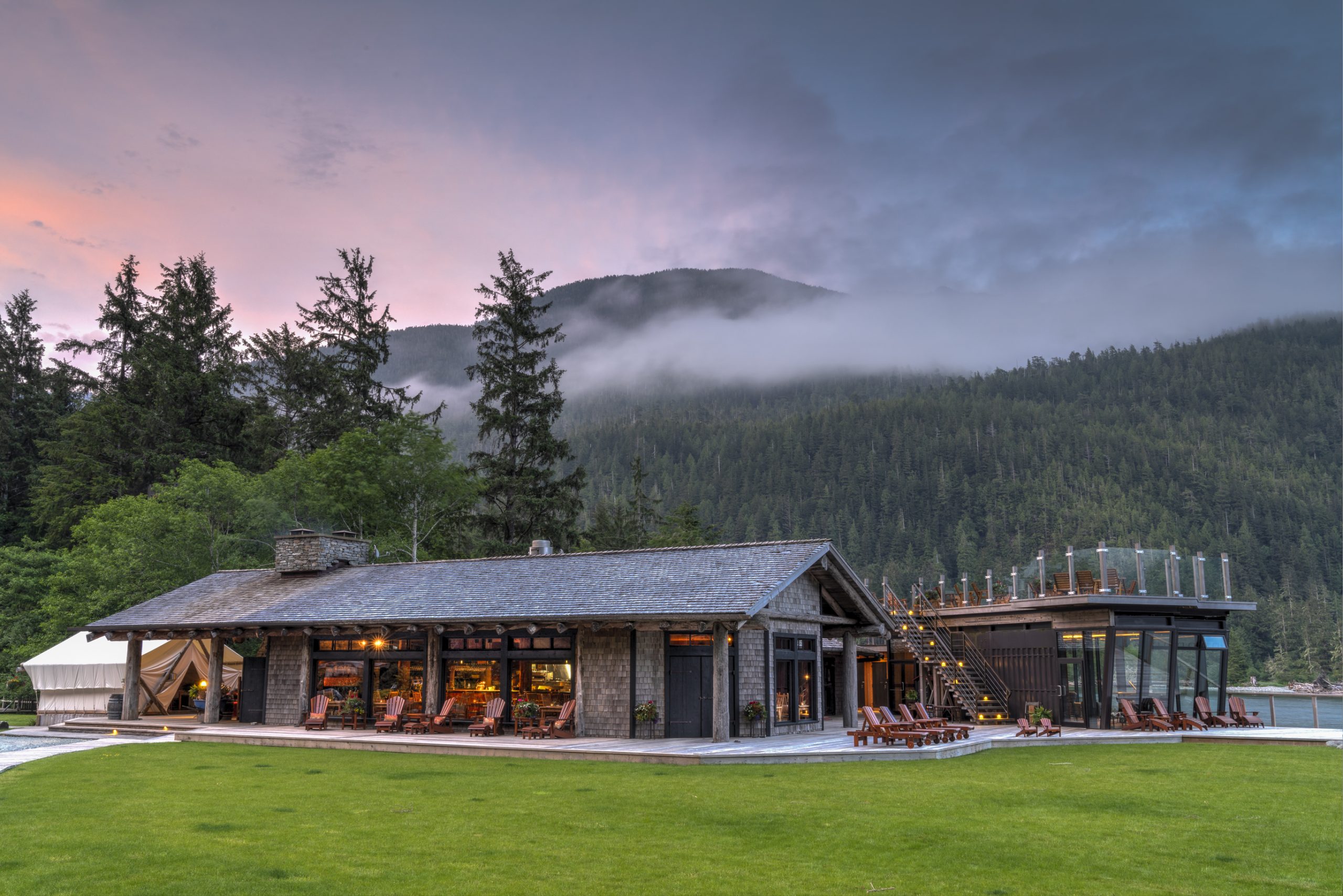 Clayoquot-Wilderness-Resort-Cookhouse-and-Ivanhoe-Waterfront-Lounge_Photo-by-Bryan-Stockton-scaled